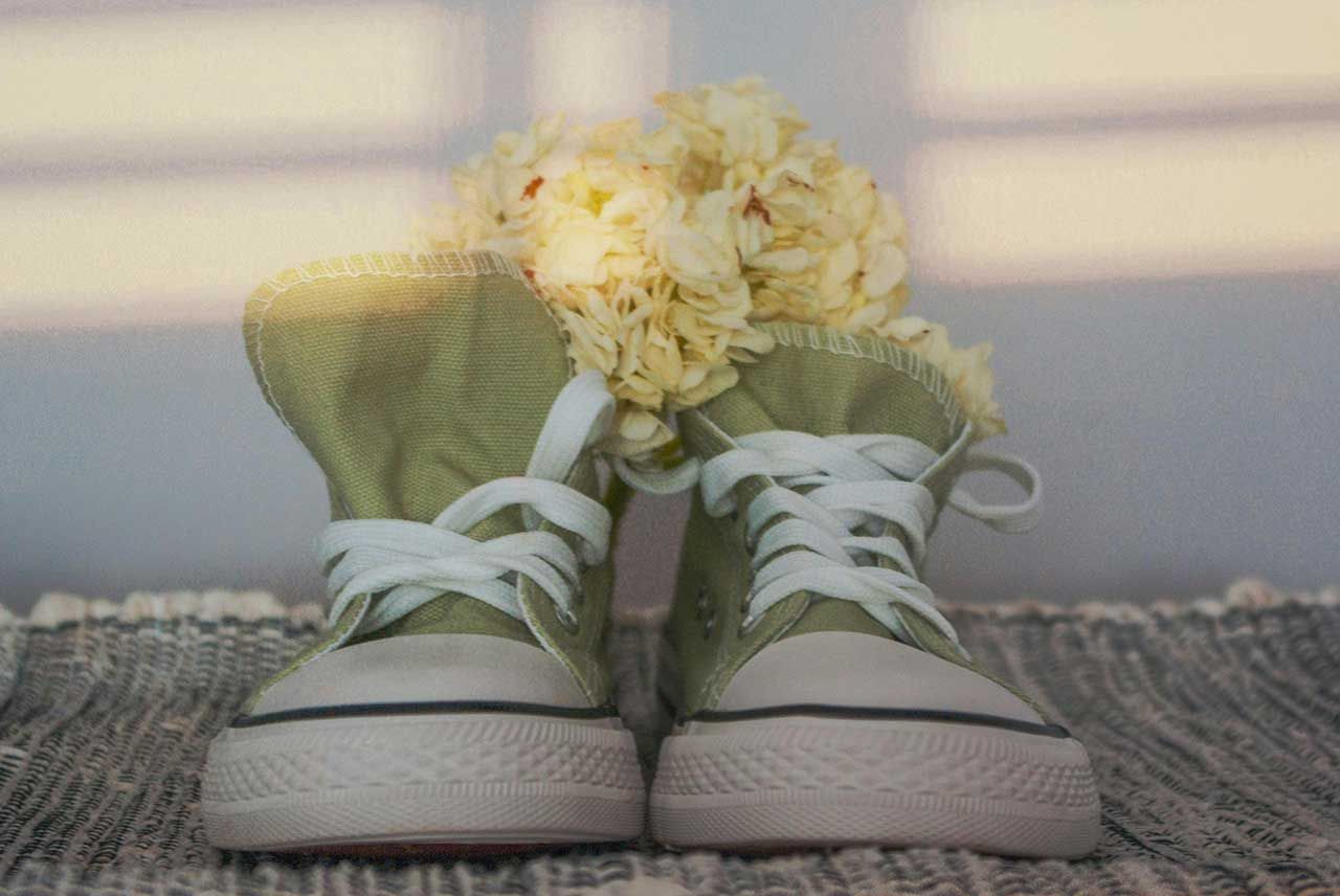 Grüne Schuhe mit einer Blüte