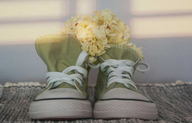 Grüne Schuhe mit einer Blüte